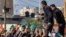 تصویر آرشیوی از تلاش فلسطینی‌ها برای به دست آوردن آذوقه در جنوب نوار غزه