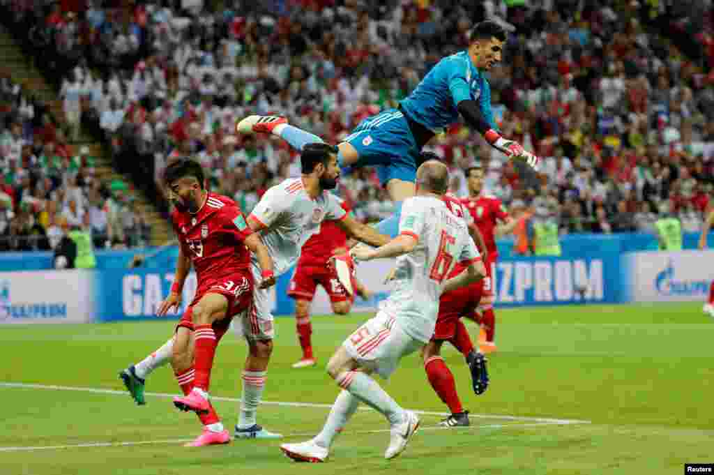 Soccer Football - World Cup - Group B - Iran vs Spain - Kazan Arena, Kazan, Russia - June 20, 2018 Iran's Alireza Beiranvand in action with Spain's Diego Costa and Andres Iniesta REUTERS/Toru Hanai