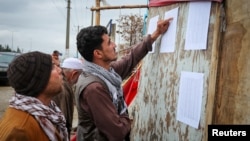 دا کسان پر روغتون تر برید وروسته د ورکو کسانو په نوملړ کې د خپلوانو نومونه ګوري - د مارچ ۱۸مې انځور.