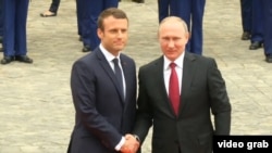 Fransiýanyň prezidenti Emmanuel Makron we Orsýetiň prezidenti Wladimir Putin. 29-njy maý, 2017 ý.