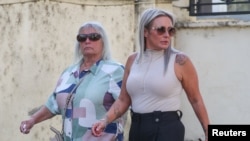 Мать (справа) и бабушка задержанной