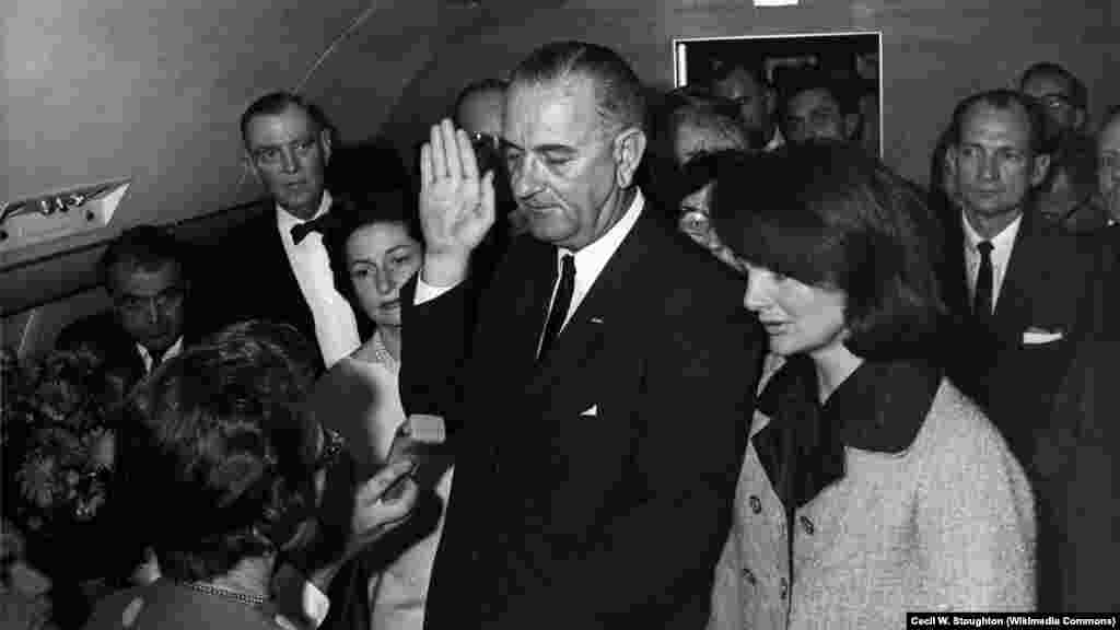 Lyndon B. Johnson 1963. november 22-én,&nbsp;két órával és nyolc perccel John F. Kennedy meggyilkolása után biztonsági okokból egy repülőgépen tette le az esküt.&nbsp;Jackie Kennedy (jobbra) ruháján vérfoltok láthatók