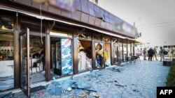 Пошкоджені магазини після російського ракетного обстрілу в Запоріжжі, Україна, 5 квітня 2024 року