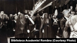 Regina Maria, Principele Nicolae, Principesa Ileana și Patriahul Miron Costin în Gara Curtea de Argeș. 24 iulie 1927