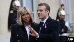 Emmanuel Macron și soția sa Brigitte, la Palatul Élysée, în Paris, sediul președinției franceze.