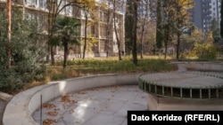 Здание и двор Национального центра рукописей