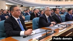 Глава министерства иностранных дел Мурат Нуртлеу (слева, держит ручку)