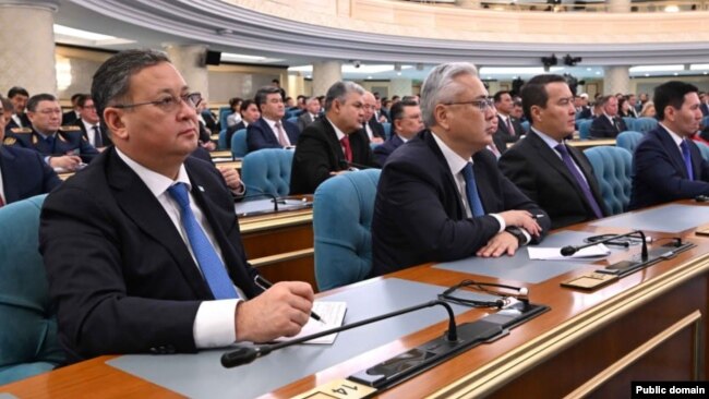 Глава министерства иностранных дел Мурат Нуртлеу (слева, держит ручку)