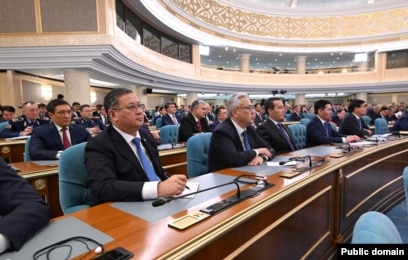 Орыс әйел соны қалап, аяғын жайып жіберді.