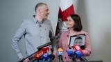Светлана Тихановская встречается с освобожденными белорусскими политзаключенными, в числе которых ее супруг Сергей Тихановский