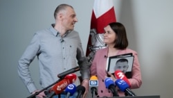 Светлана Тихановская встречается с освобожденными белорусскими политзаключенными, в числе которых ее супруг Сергей Тихановский