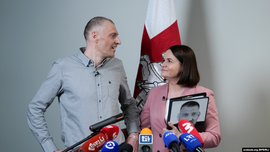 Сяргей і Сьвятлана Ціханоўскія на прэсавай канфэрэнцыі ў Вільні, 22 чэрвеня 2025 году