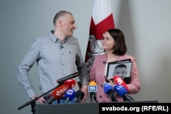 Сьвятлана і Сяргей Ціханоўскія падчас першай прэс-канфэрэнцыі пасьля вызваленьня Сяргея ў Вільні, 22 чэрвеня 2025 году