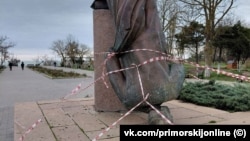 Упавший памятник Ленину в поселке Приморский. Крым, 3 января 2026 года
