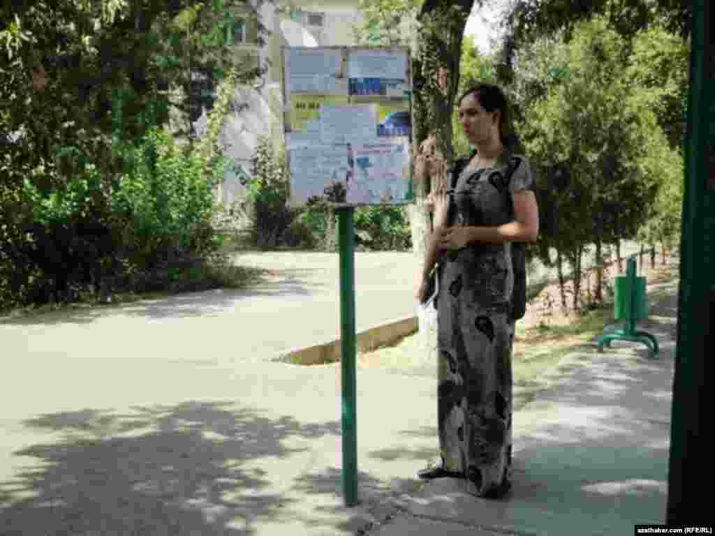 Duralgada duran türkmen gyzy