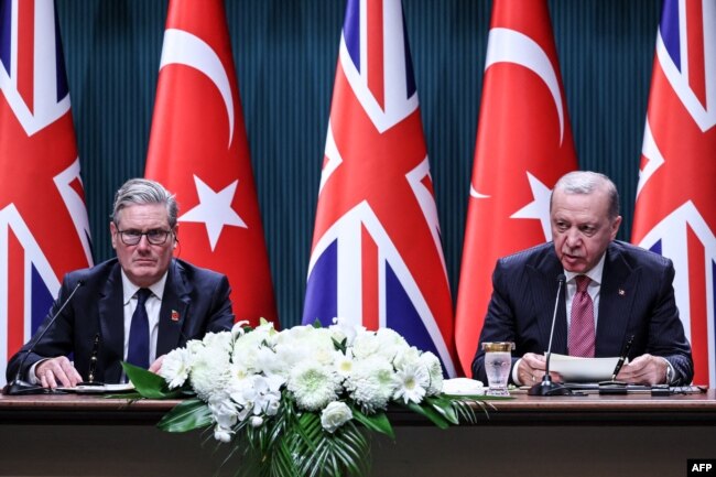 Kryeministri britanik, Keir Starmer (majtas) dhe presidenti turk, Recep Tayyip Erdogan (djathtas), në konferencë për shtyp pas nënshkrimit të një marrëveshjeje për 20 avionë luftarakë Eurofighter, në Pallatin Presidencial në Ankara, më 27 tetor 2025.