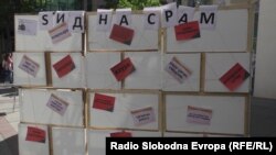 Активисти на Хелсиншкиот комитет за човекови права поставија „Ѕид на срамот“ на кој се поставени примери на говор на омраза 