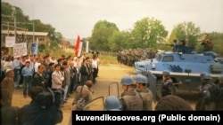 Protestuesit përballë policisë serbe, më 1 tetor 1997. Fotografi e publikuar në uebsajtin zyrtar të Kuvendit të Kosovës.
