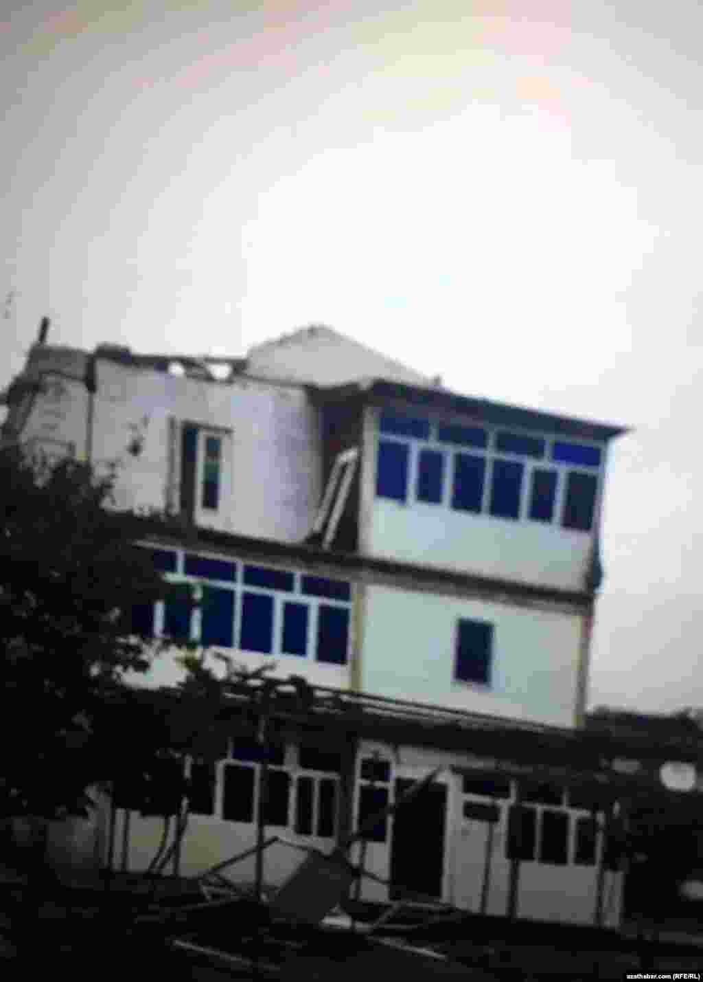 Häkimiýetler ilata tebigy harasatyň netijelerini aradan aýyrmak boýunça hem ýeterlik hemaýat bermediler, tersine, bu barada internetde maglumatlary ýerleşdirenlere basyş görkezdiler.