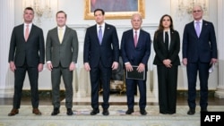 (Soldan sağa) ABŞ Dövlət Departamentinin müşaviri M.Nidhem, ABŞ-nin BMT-dəki səfiri M.Uolts, ABŞ dövlət katibi M.Rubio, ABŞ-nin Livandakı səfiri M.İssa, Livanın ABŞ-dəki səfiri N.H.Muavad və İsrailin ABŞ-dəki səfiri Y.Leyter Vaşinqtonda Dövlət Departamentində görüşdən əvvəl.