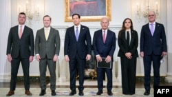 Солдан оңға қарай: АҚШ мемдепартаменті кеңесшісі Майкл Нидхэм, АҚШ-тың БҰҰ-дағы елшісі Майк Уолц, АҚШ мемхатшысы Марко Рубио, АҚШ-тың Ливандағы елшісі Мишель Исса, Ливанның АҚШ-тағы елшісі Нада Хамаде Муавад және Израильдің АҚШ-тағы елшісі Йехиэль Лейтер. 14 сәуір, 2026 жыл.