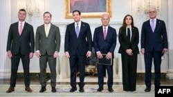 Суретте солдан оңға қарай:АҚШ мемдепартаменті кеңесшісі Майкл Нидхэм, АҚШ-тың БҰҰ-дағы елшісі Майк Уолц, АҚШ мемхатшысы Марко Рубио, АҚШ-тың Ливандағы елшісі Мишель Исса, Ливанның АҚШ-тағы елшісі Нада Хамаде Муавад және Израильдің АҚШ-тағы елшісі Йехиэль Лейтер. 14 сәуір, 2026 ж.