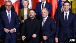 Канцлер Німеччини Фрідріх Мерц, президент України Володимир Зеленський, спеціальний посланець США Стів Віткофф, зять президента США Джаред Кушнер над ними президентка Європейської комісії Урсула фон дер Ляєн та інші учасники переговорів у Берліні. 15 грудня 2025 року