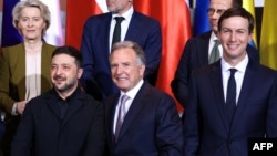 Зліва направо: Володимир Зеленський, Стів Віткофф і Джаред Кушнер під час зустрічі в Берліні, грудень 2025 року