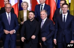 Слева направо: Фридрих Мерц, Урсула фон дер Ляйен, Владимир Зеленский, Стив Виткофф и Джаред Кушнер вместе позируют для фото в Берлине, Германия, 15 декабря 2025 года.