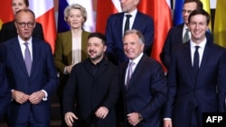 Президент Володимир Зеленський і делегати США Стів Віткофф (другий праворуч) і Джаред Кушнер (праворуч) після консультацій у Берліні, 15 грудня 2025 року