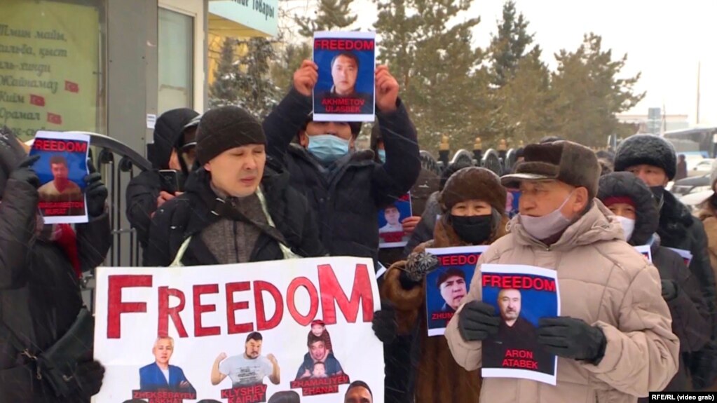 Участники акции с требованием освободить политических заключенных. Нур-Султан, февраль 2021 года