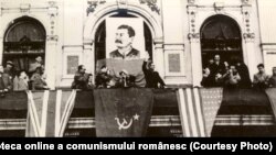 Mitingul organizat cu prilejul celei de a 27-a aniversări a Marii Revoluţii Socialiste. Bucureşti, 7 noiembrie 1944. Sursa:fototeca online a comunismului românesc; cota:31/1944