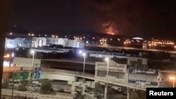 Explozie la un rezervor de combustibil la Aeroportul Internațional Kuveit. 25 martiSmoke and fire rise in the direction of the fuel tank at Kuwait International Airport 2026.