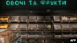 Практычна пустыя прылаўкі ў супэрмаркеце Кіева, 31 жніўня 2026 