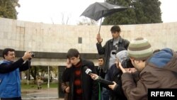 «Dalğa» məhkəmələrin sifarişlə işlədiyini göstərən səhnə nümayiş etdirib