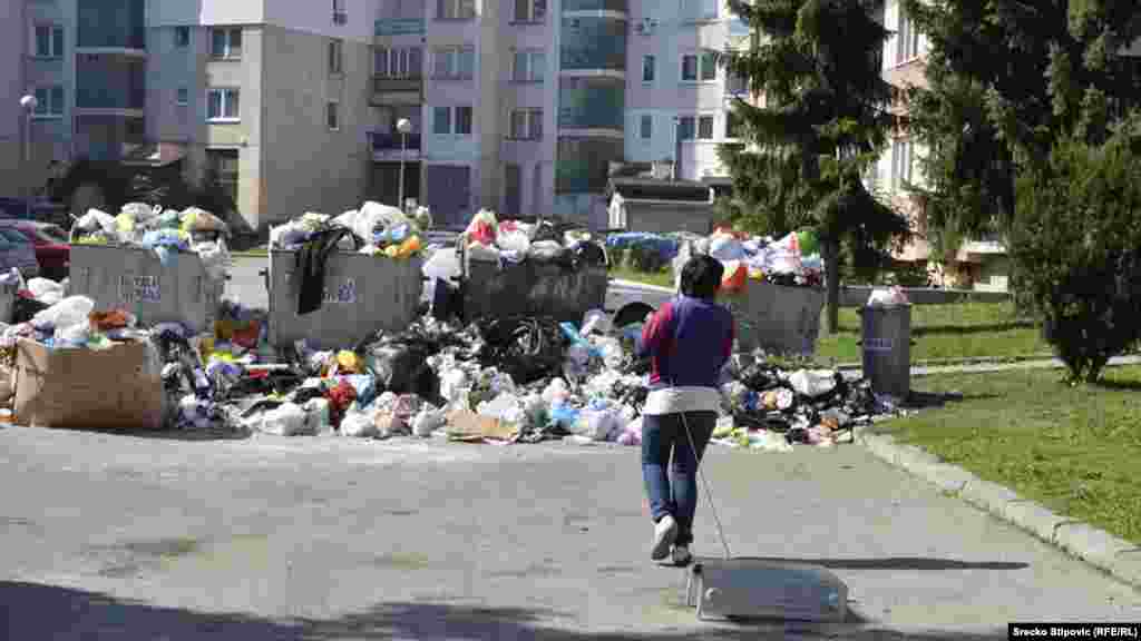 Bosnia and Herzegovina - Citizens of the city Vitez in central Bosnia, are protesting in front of the municipality due to the lack of the drinking wate and garbage problem; require local authorities to help them; protests held under the motto "We want wat