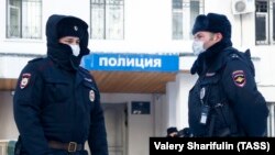 Алексей Навальныйдын соту жүрүп жаткан милиция бөлүмүнүн алдындагы күч түзүмдөрүнүн кызматкерлери. 