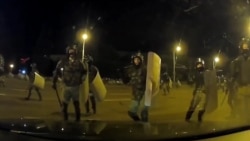 „Încetați, băieți! Încetați!”: Imagini video dramatice arată cum este atacat un șofer de poliția din Belarus