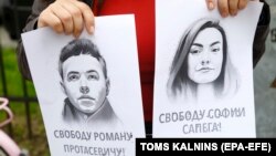 În ultimele zile, protestatarii din mai multe țări europene au cerut eliberarea lui Protasevici și Sopega.
