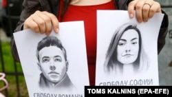 Protest în Lituania. Portretele lui Raman Pratasevici al prietenei sale, Sofia Sapega, amândoi arestați după ce autoritățile din belarus au deturnat un avion. Riga, Lituania, 25 mai 2021