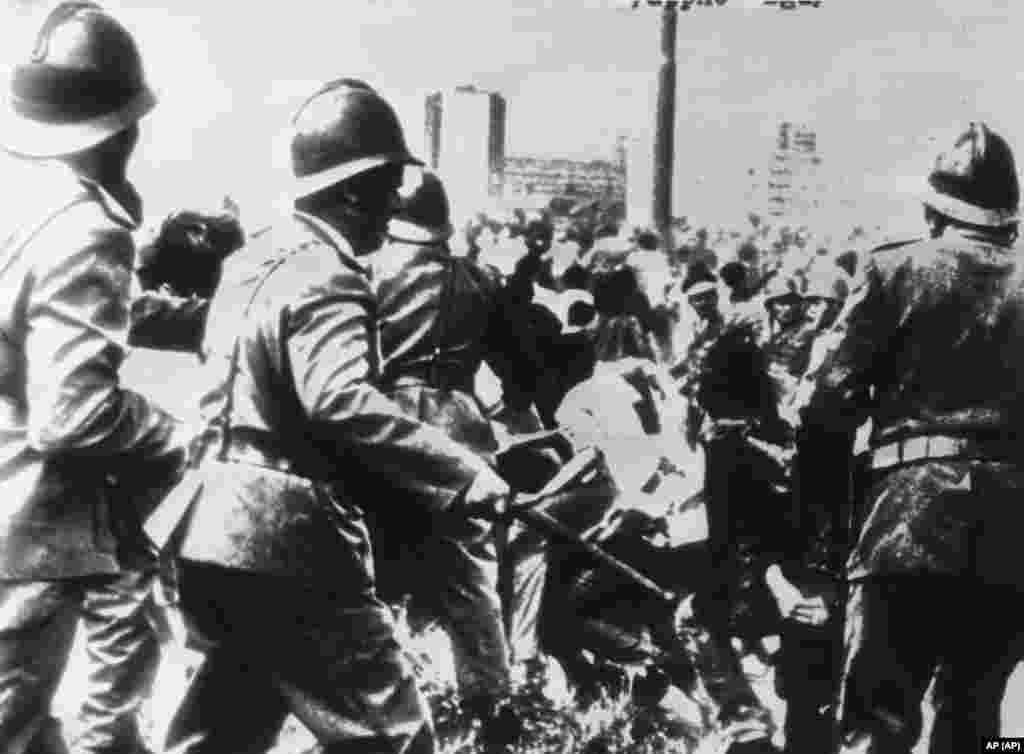 Beogradske studentske demonstracije 1968. došle su u vreme pobuna u Evropi i Sjedinjenim Američkim Državama, uglavnom vezanim za pokrete za građanska prava i protiv rata u Vijetnamu. Studenti su&nbsp;tada, u doba politike nesvrstanosti SFRJ, tražili demokratizaciju društva i rešavanje pitanja nezaposlenosti.