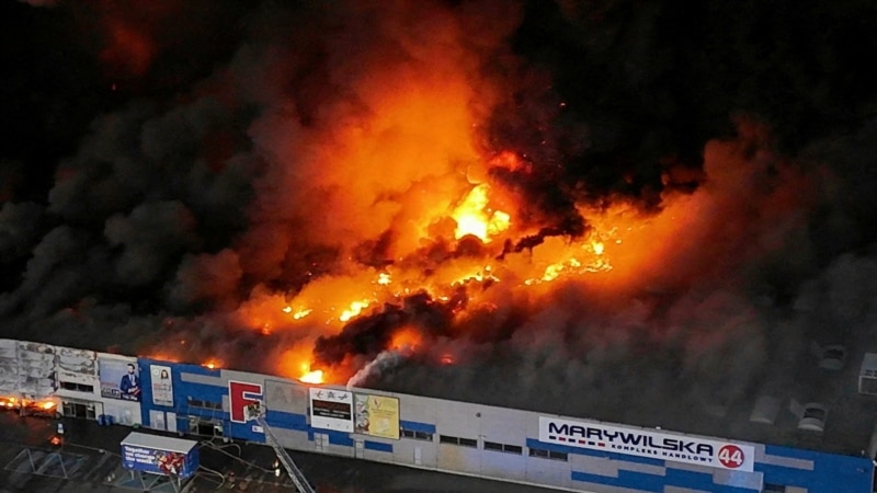 Polonia închide consulatul rus din Cracovia și acuză Rusia de implicare în incendierea unui mall din Varșovia