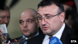 Міністр внутрішніх справ Младен Маринов (справа) заявив, що хакерська атака сталася відразу після того, як Болгарія погодилася придбати у США вісім нових винищувачів Lockheed Martin F-16