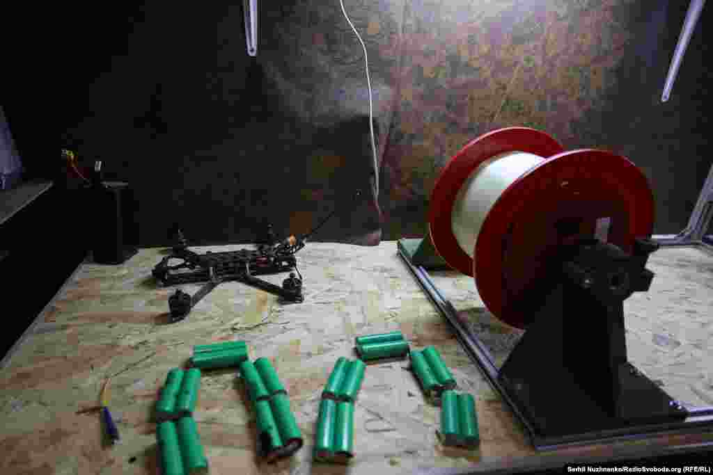 Ця майстерня – непомітна частина великої війни. Тут добре розуміють просту річ: кожен відновлений дрон – це ще один шанс побачити противника першим і зберегти своїх