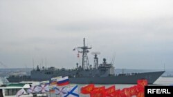 Американський фрегат Klakring (FFG-42) проходить повз пікет проросійських активістів