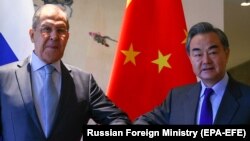 Министр иностранных дел России Сергей Лавров и его китайский коллега Ван И. Гуйлин, 23 марта 2021 года.