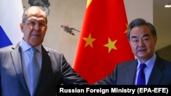 Ministrul rus de externe, Serghei Lavrov (stânga) și omologul său chinez, Wang Yi, la întâlnirea din 23 martie, din acest an, de la Guilin/China.
