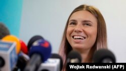Kriszcina Cimanouszkaját kérdezik újságírók Varsóban, 2021. augusztus 5-én