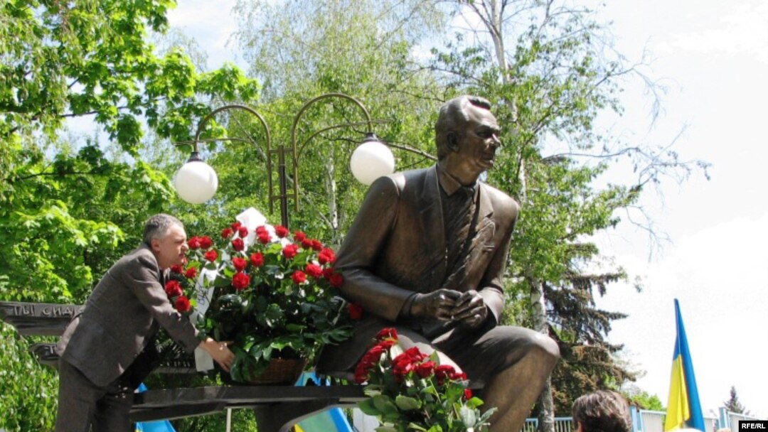 Памятник Валерию Лобановскому в Киеве