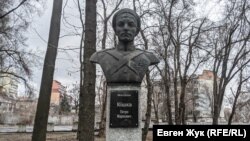 Бюст-памятник матросу Кошке в Днепре на Аллее героев Севастопольского парка-мемориала